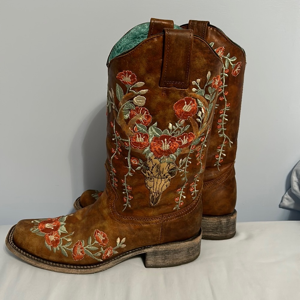 Corral Women’s Cowgirl Boots with flower embroidery and skull
